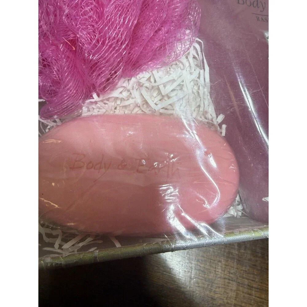 Vintage Bath Body And Earth Bath Gift Set Raspberry Soap Body Wash Potpourri